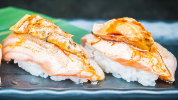 review-salmon-aburi-sushi-dengan-aroma-smoky