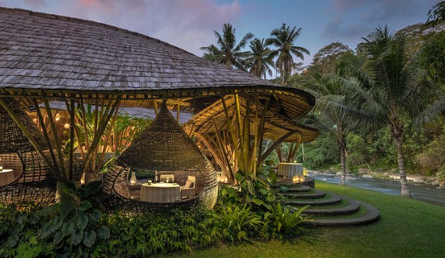 review-restoran-kubu-at-mandapa-dengan-suasana-sungai
