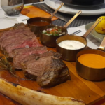 Review Tomahawk Steak dengan Porsi Besar dan Rasa Berani