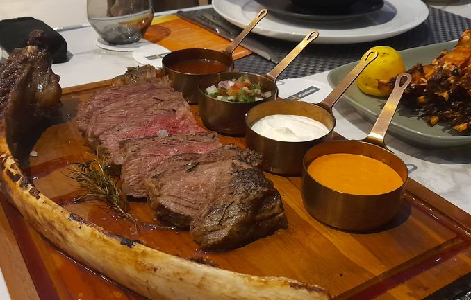 Review Tomahawk Steak dengan Porsi Besar dan Rasa Berani