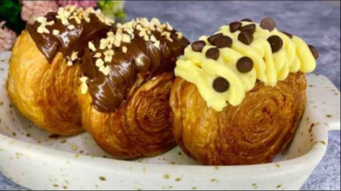 Review Croissant Renyah dengan Isian Unik Paling Viral